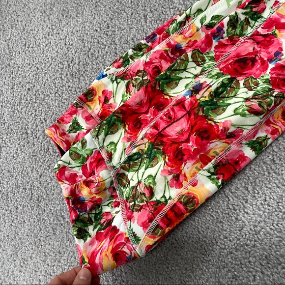 📦 MOVING SALE 🚛 LuLaRoe FEARLESS floral workout capri leggings Size M - Picture 8 of 8